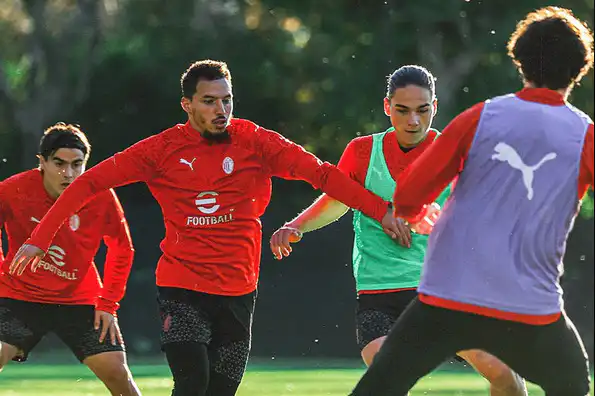 بن ناصر يعود لتدريبات ميلان