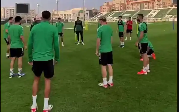 شاهد رياض محرز يتعرض للعقوبة بعد خسارة التحدي في تدريبات الأهلي السعودي