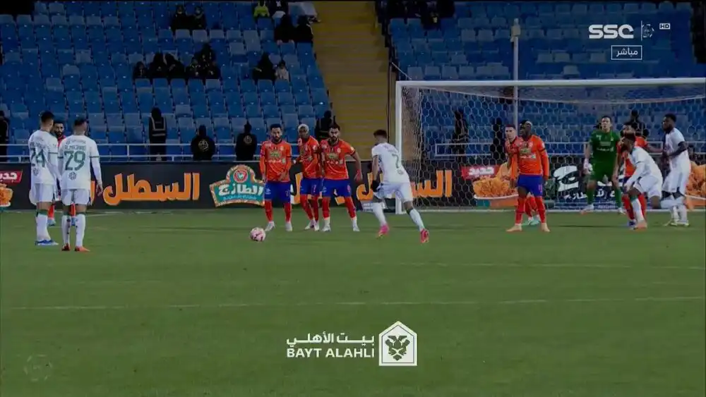 شاهد رياض محرز كاد أن يسجل هدف رائع!