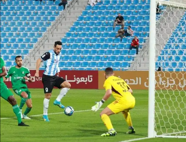 بن يطو يقود فريقه الوكرة للفوز على الأهلي
