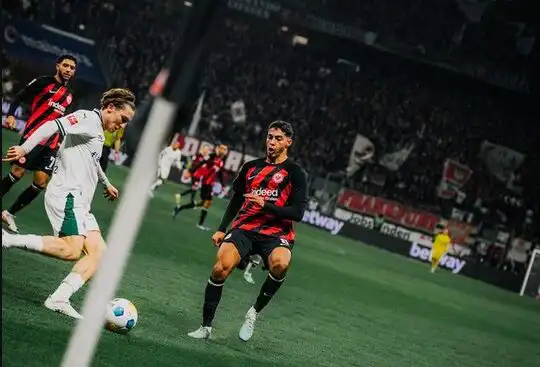 بمشاركة فارس شايبي .. اينتراخت فرانكفورت يفوز على مونشغلادباخ بالدوري الألماني