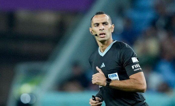الحكم الجزائري مصطفى غربال يدير مباراة القمة بين كوت ديفوار و نيجيريا