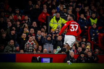 مانشستر يونايتد يتعادل مع توتنهام في الدوري الإنجليزي