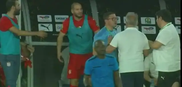 شاهد لقطة ما حدث بين مدرب شباب بلوزداد و عدلان قديورة تصنع الحدث اليوم فيديو