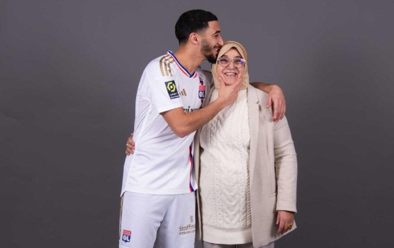 سعيد بن رحمة يصنع الحدث رفقة والدته بعد التوقيع مع اولمبيك ليون 6