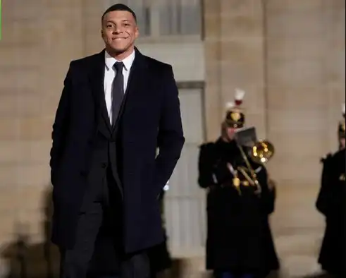 رئيس فرنسا يحاول إقناع كيليان مبابي بتجديد عقده مع باريس سان جيرمان