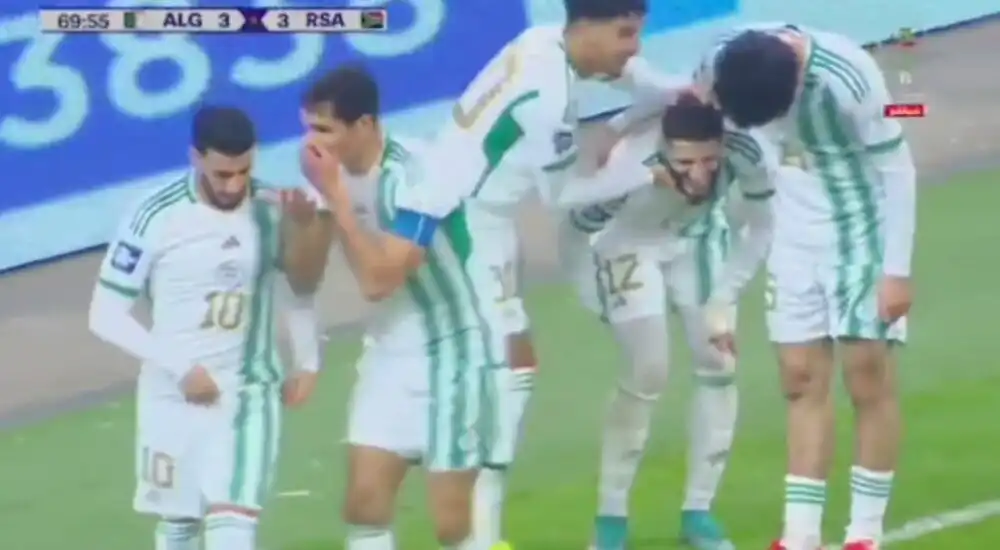 شاهد هدف خرافي من بن زية بمقصية رائعة يوقع الهدف الثالث للجزائر ضد جنوب إفريقيا 3_3