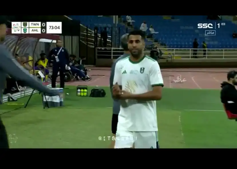 شاهد رياض محرز يخرج من الملعب قبل رفع الحكم لوحة التغيير