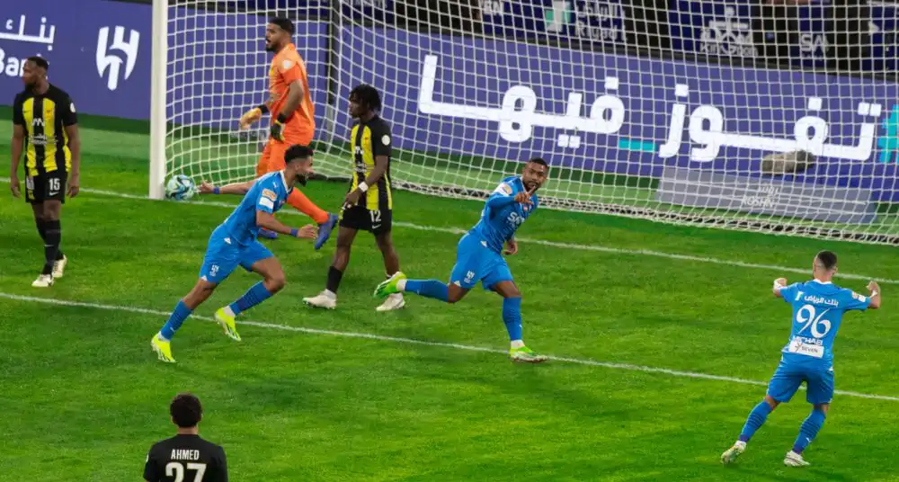 الهلال يفوز على اتحاد جدة ويواصل صدارة الدوري السعودي