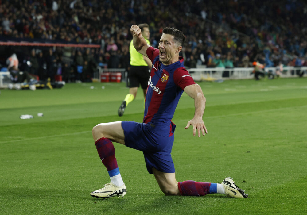 هاتريك ليفاندوفسكي يقود برشلونة لفوز مثير على ضيفه فالنسيا 3