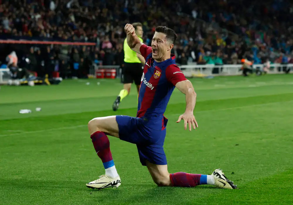 هاتريك ليفاندوفسكي يقود برشلونة لفوز مثير على ضيفه فالنسيا