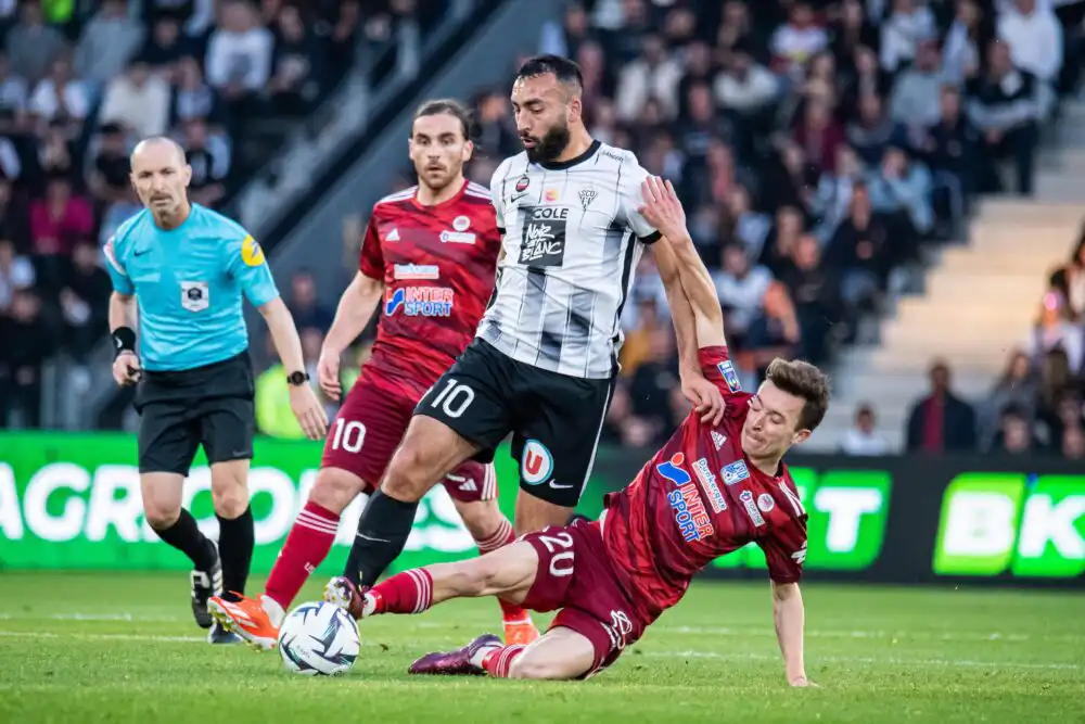 يضم 4 لاعبين جزائريين .. أنجيه يعود إلى الدوري الفرنسي