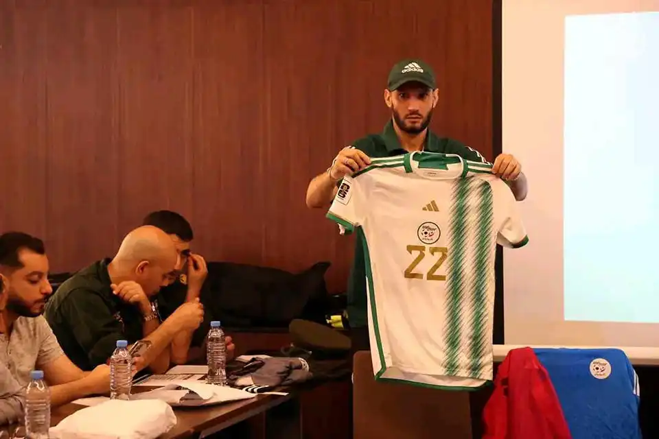 تصفيات كأس العالم : المنتخب الوطني سيدخل بالبدلة البيضاء و غينيا بالبدلة الحمراء