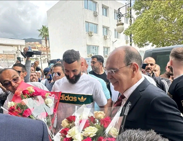 كريم بن زيمة يحظى باستقبال مميز بعد وصوله الى الجزائر