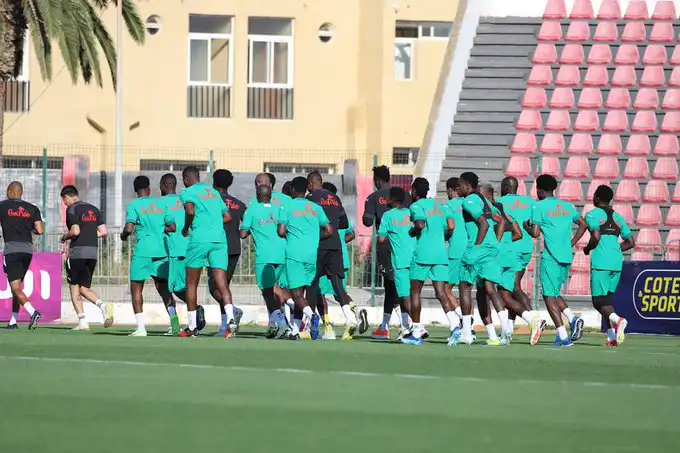 لاعبي المنتخب الغيني يرفضون التدرب بسبب الجزائر