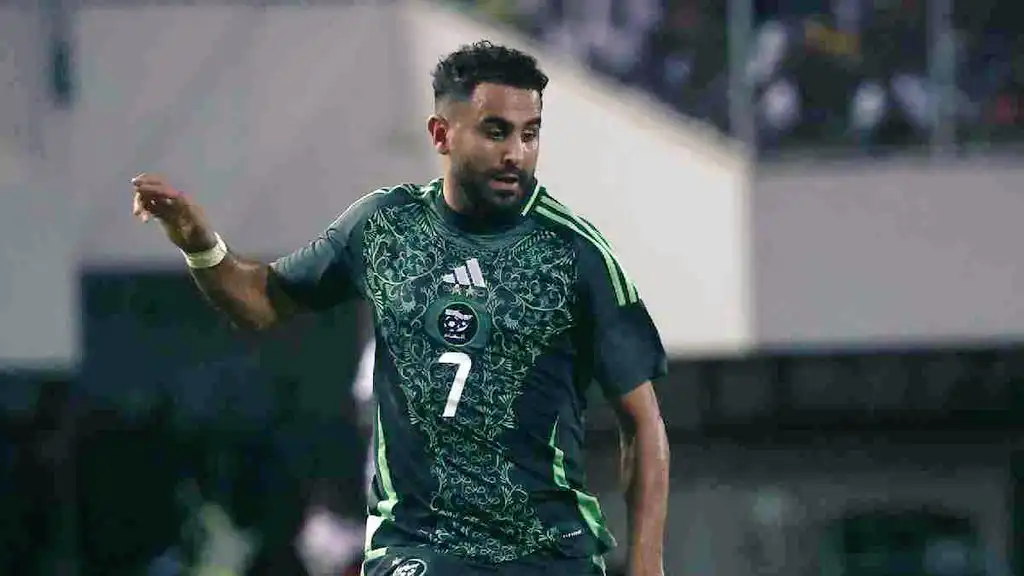 رياض محرز يعود للتسجيل مع منتخب الجزائر بعد 605 يومًا