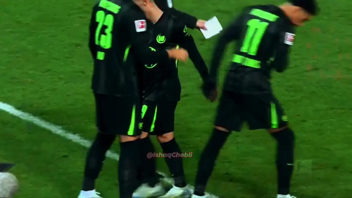 شاهد لقطة غضب عمورة عنداستبداله تصنع الحدث اليوم في المانيا