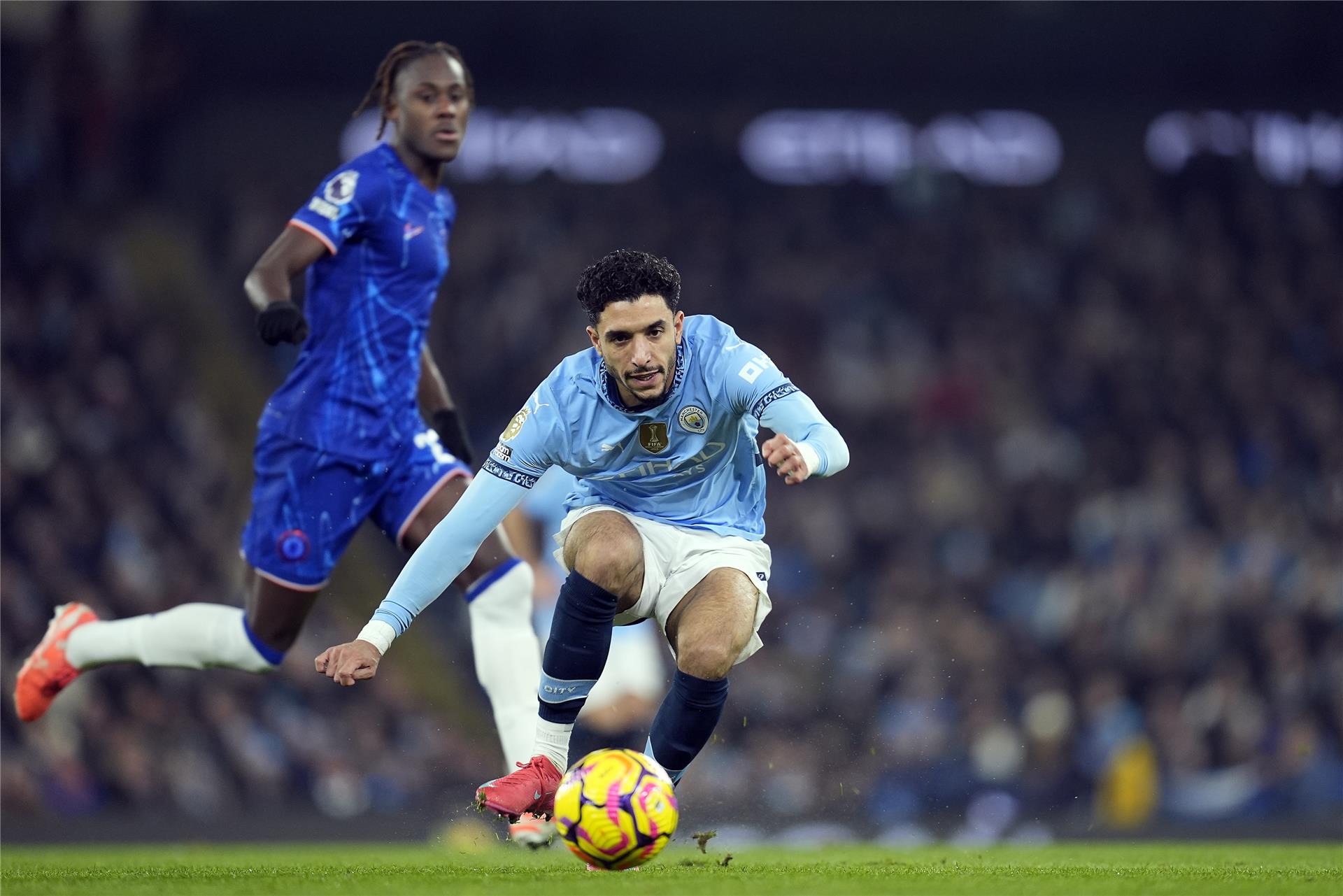 مانشستر سيتي يحسم قمة الدوري الإنجليزي بالفوز على تشلسي