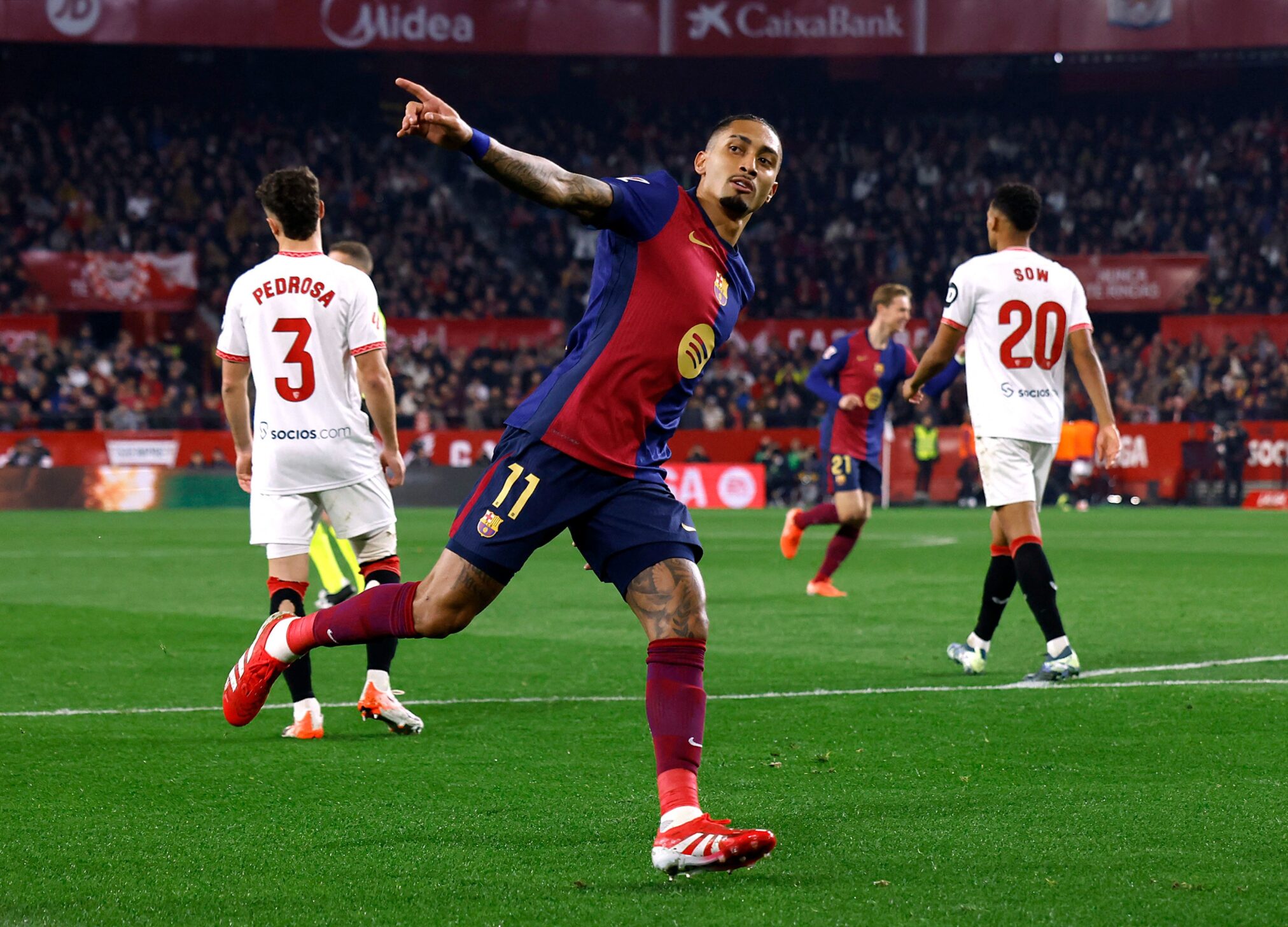 برشلونة يفوز على إشبيلية في الدوري الإسباني