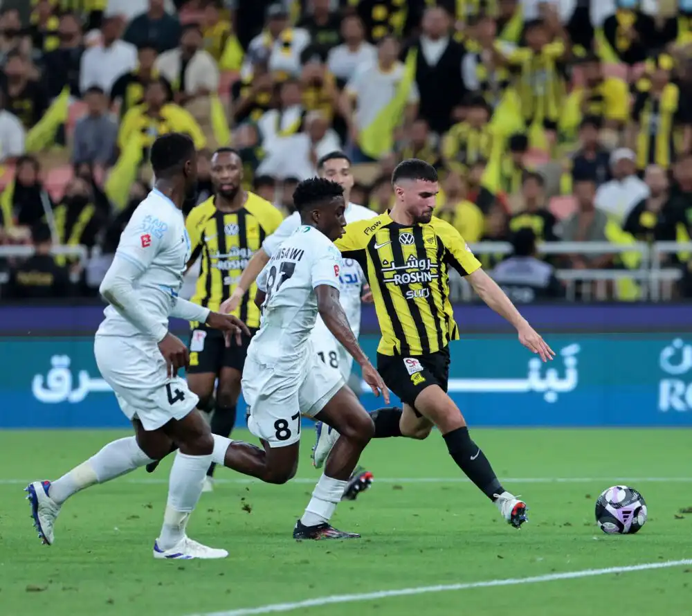 عوار هداف مع الاتحاد ويتعادل امام الأخدود في دوري روشن السعودي