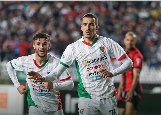 المولودية تحسم الديربي و تقترب من حسم لقب الدوري الجزائري