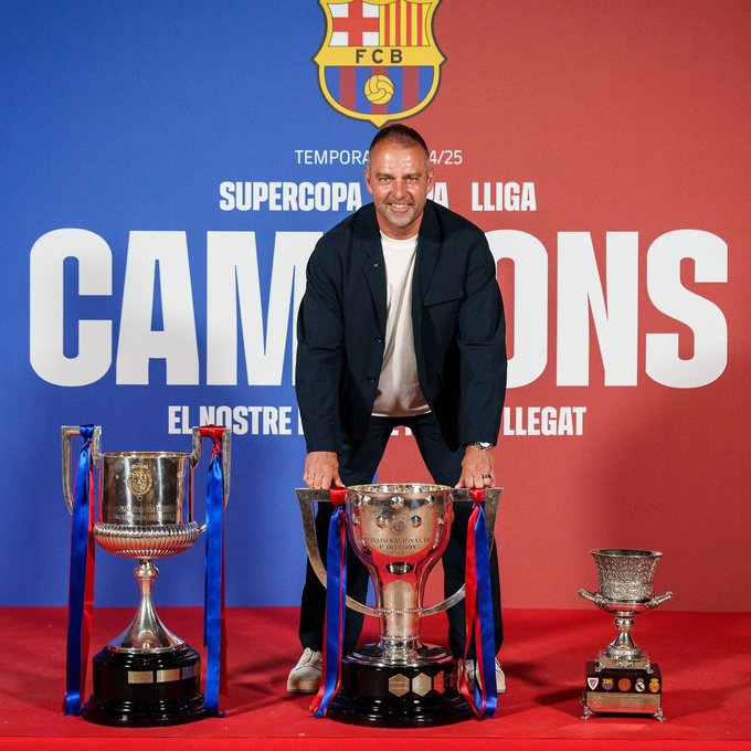 برشلونة يمدد عقد مدربه الألماني هانزي فليك حتى 2027