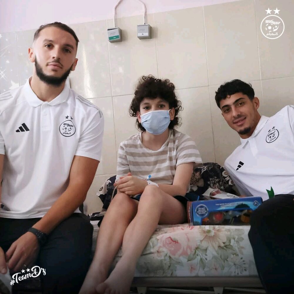 “الخضر” يزورون أطفال مرضى بمستشفى تيزي وزو