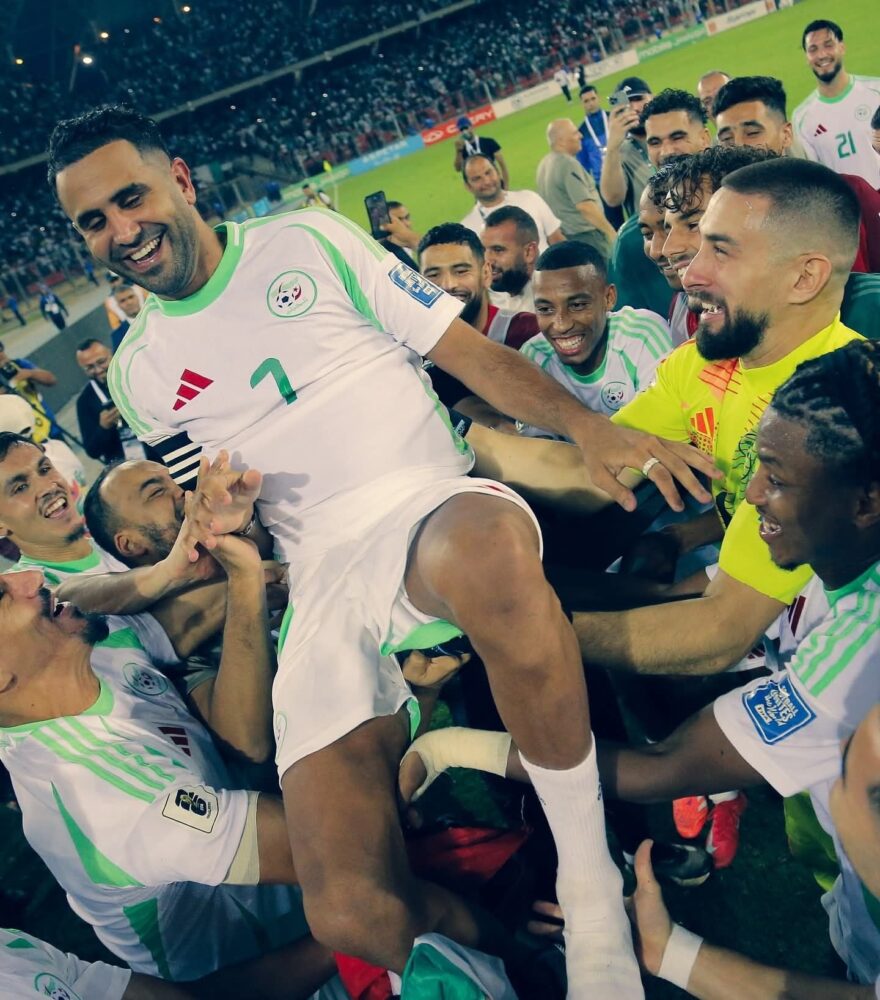 لاعبو المنتخب الوطني يحتفلون مع الجماهير بالتأهل الى مونديال 2026