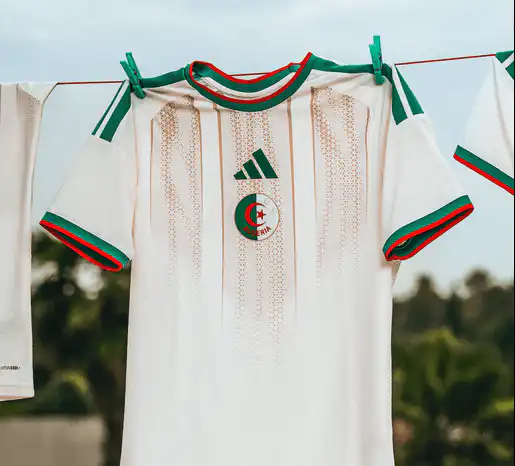 أديداس تكشف عن قميص المنتخب الجزائري الجديد لكاس العالم 2026