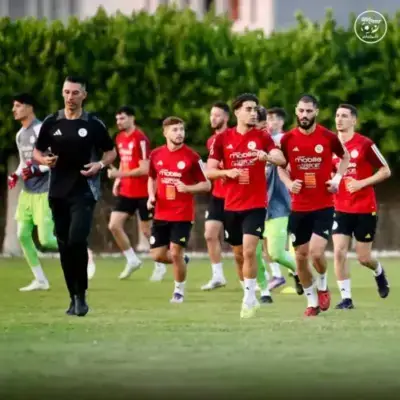الجزائر – مصر :  المنتخب الوطني المحلي يجري أول حصة تدريبية في القاهرة