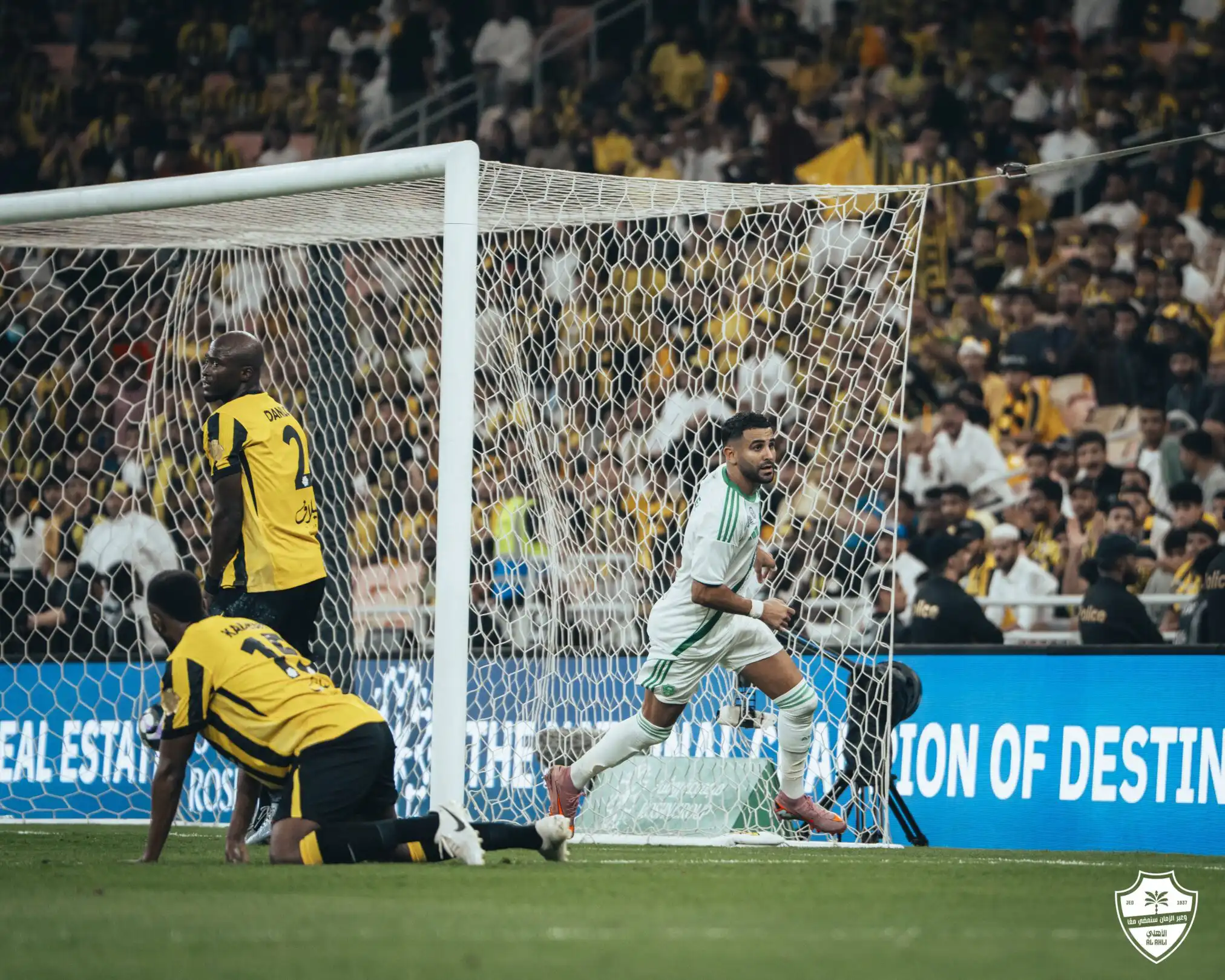 رياض محرز يقود فريقه الأهلي لحسم القمة أمام الاتحاد في ديربي الدوري السعودي