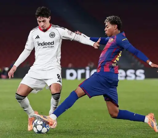 شايبي اساسي و يسقط مع انتراخت فرانكفورت امام برشلونة