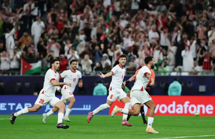 الأردن يتجاوز العراق و يبلغ نصف نهائي كأس العرب 2025