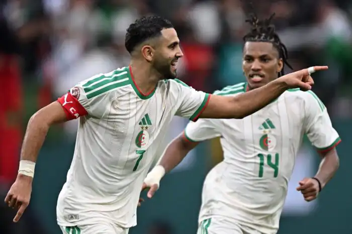 الجزائر تحقق فوزاً مثيراً على السودان بثلاثية في كأس أمم إفريقيا 2025