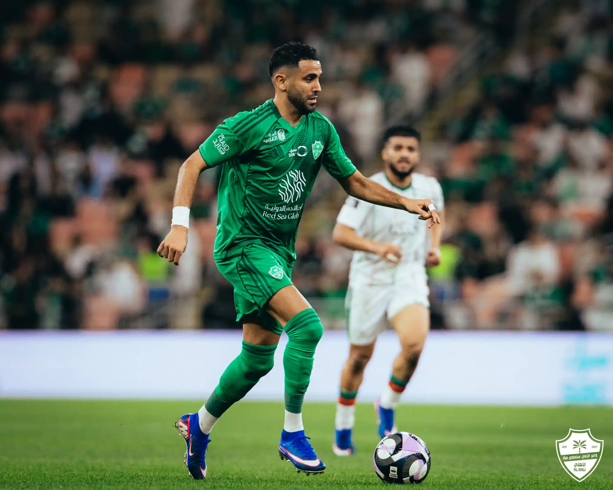 رياض محرز ممرر حاسم في فوز الاهلي على الاتفاق برباعية