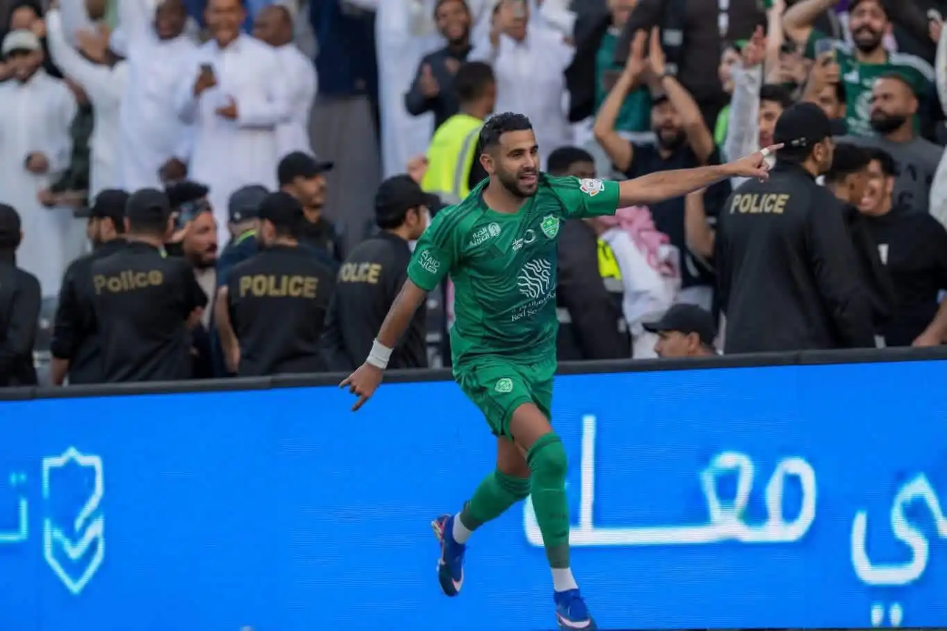 رياض محرز هداف و ممرر حاسم في فوز الاهلي امام الشباب