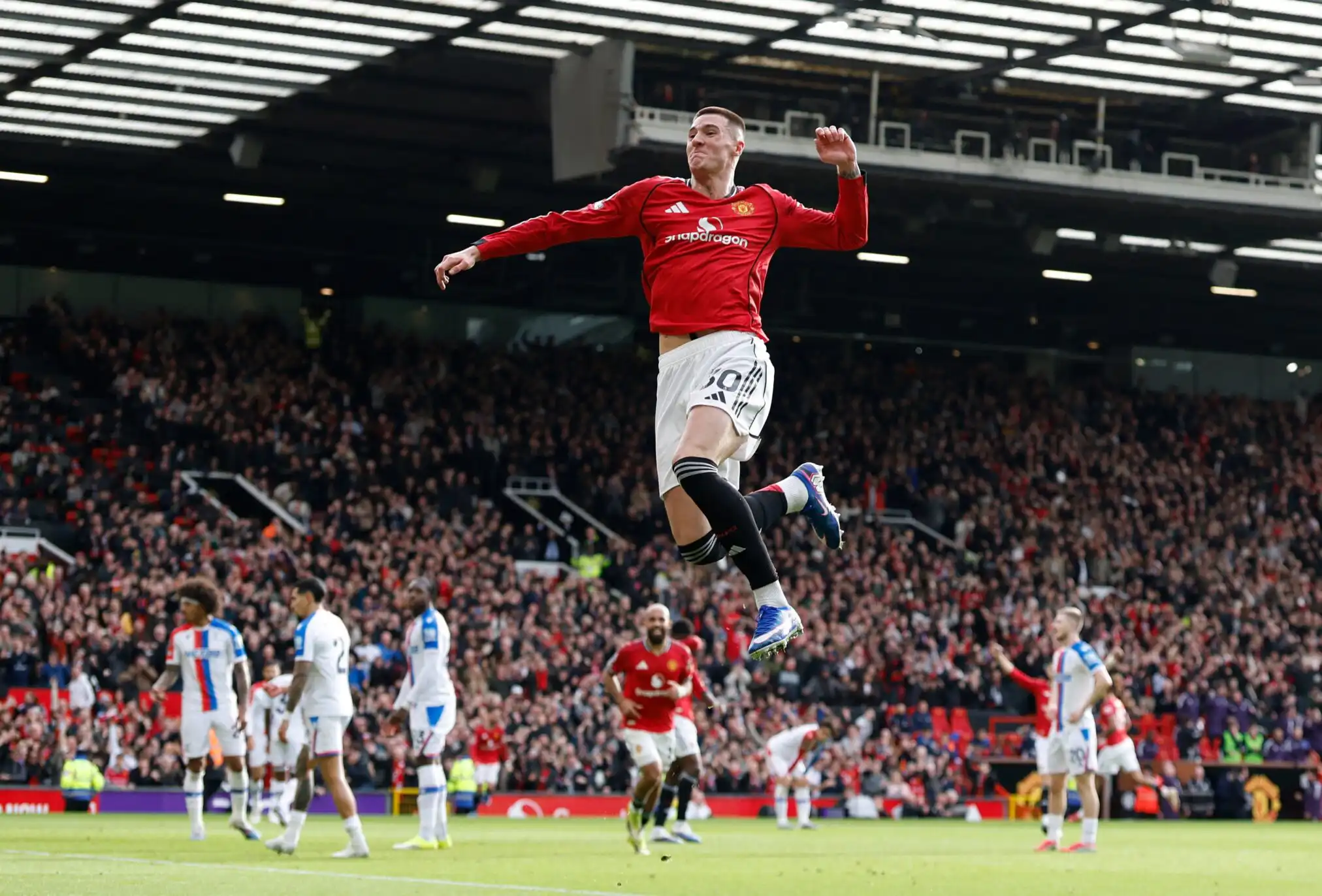 مانشستر يونايتد يفوز على كريستال بالاس ويصعد إلى المركز الثالث في الدوري الإنجليزي