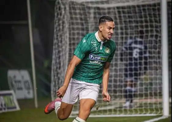 نذير بن بوعلي هداف مع نادي غيوري ضد بوشكاش أفسي.. المهاجم الجزائري يصل للهدف 17 في الدوري المجري