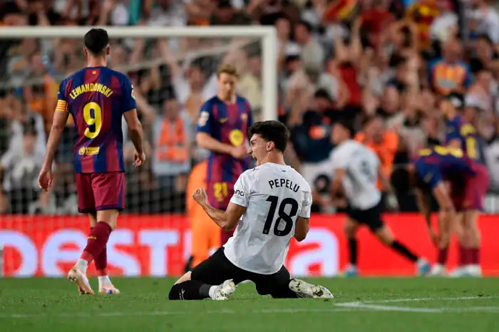 برشلونة “البطل” يتجرع الهزيمة أمام فالنسيا في ختام منافسات الدوري الإسباني