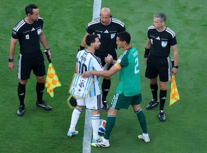 بعد رياض محرز .. عيسى ماندي ثاني جزائري يعتزل اللعب دوليا