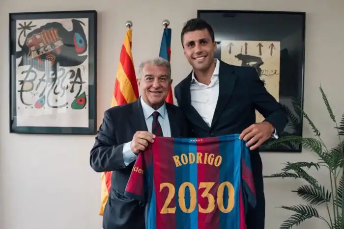 رسميًا.. برشلونة يضم رودري من مانشستر سيتي حتى 2030